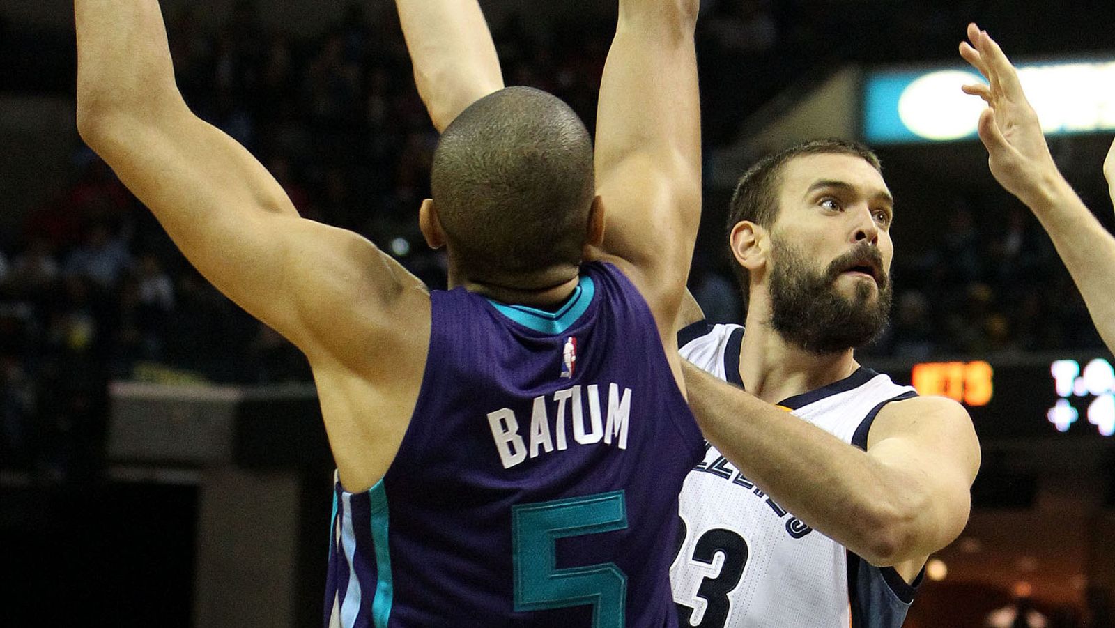Marc Gasol, frente a Nico Batum