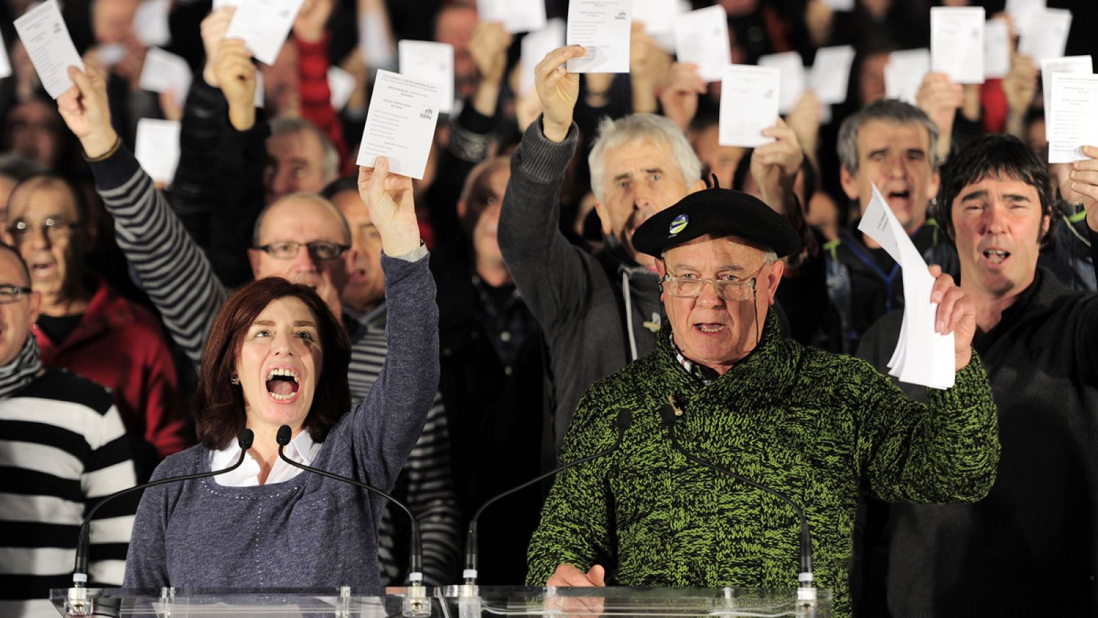 Los exreclusos de ETA Begoña Uzkudun y Ángel Alcalde, en el acto de EH Bildu en San Sebastián