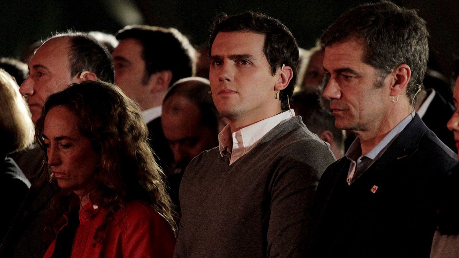 Albert Rivera, Carolina Punset y Tony Cantó guardan un minuto de silencio antes de su mitin en Valencia por los dos policías fallecidos en el ataque a la embajada española en Kabul.