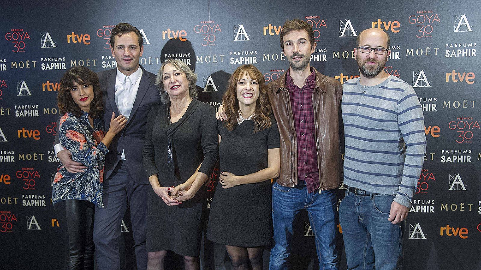 Parte del equipo de 'La novia' posa en la Academia de cine, tras conocer las doce nominaciones.