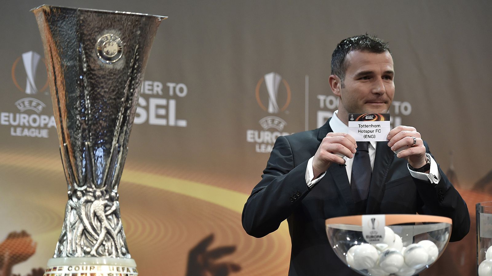 Frei, mano inocente del sorteo de la Europa League