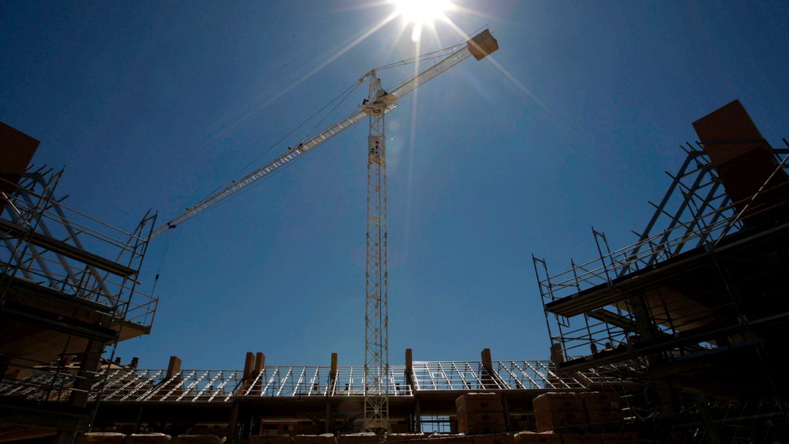 La CNMC multa con 9,3 millones a siete empresas de construcciones modulares