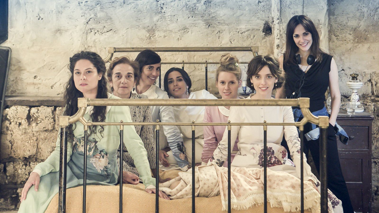 Una de las imágenes del equipo de 'La novia' incluidas en la edición especial de 'Bodas de sangre'.