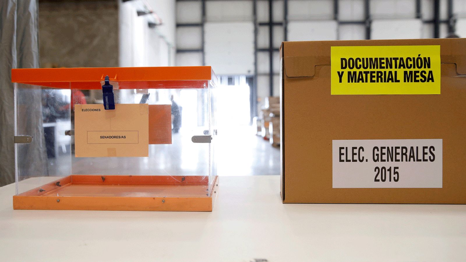 Preparativos de papeletas, sobres, cabinas e impresos electorales para el 20D