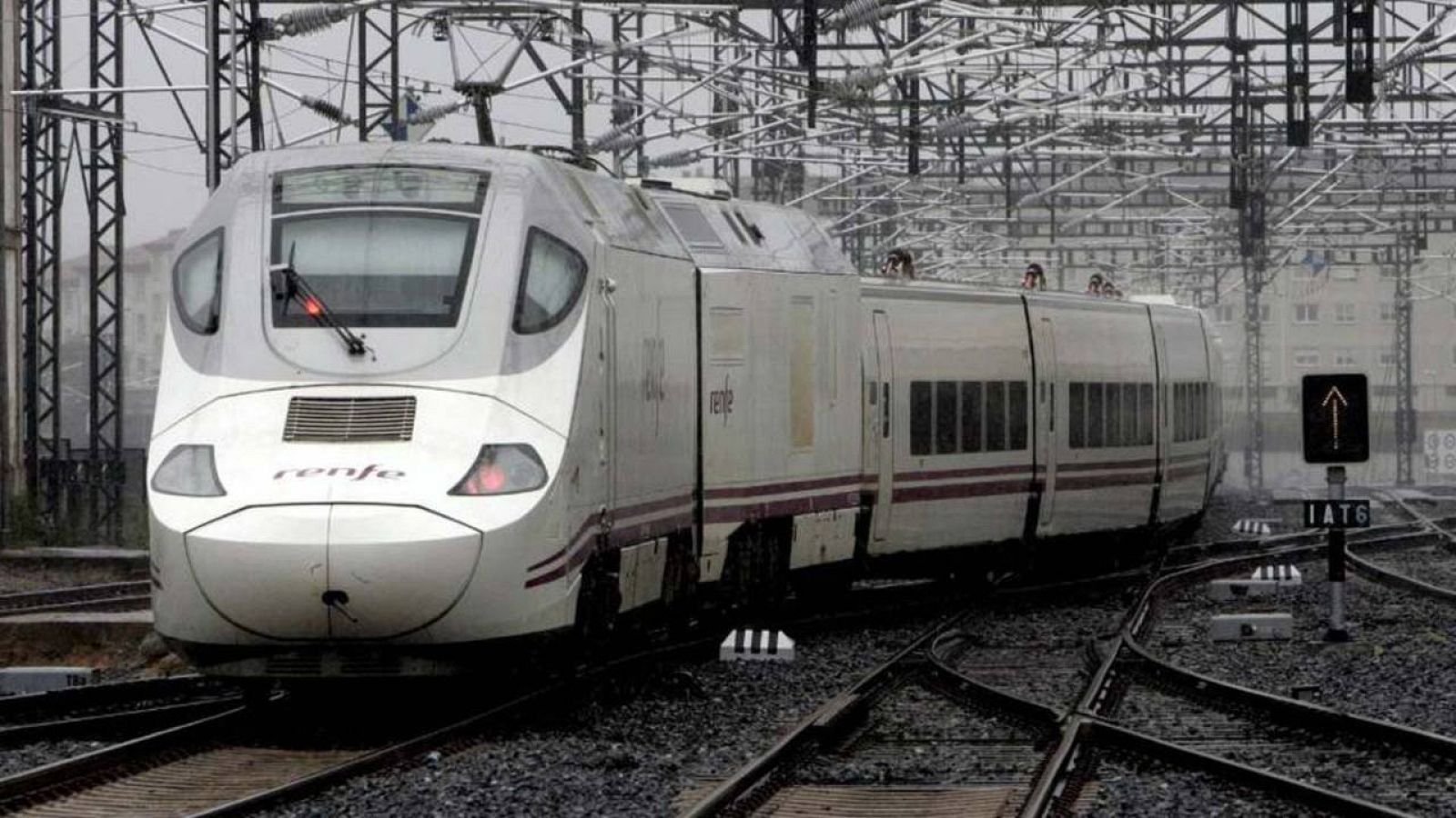 Un Alvia es un tren de larga distancia que puede circular por vías diseñadas para el AVE y por vías convencionales