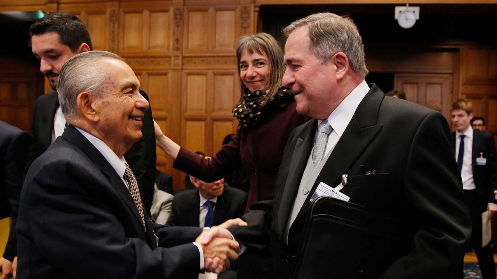 El delegado de la representación costarricense ante la CIJ, Edgar Ugalde Álvarez, y el embajador de Nicaragua en Holanda, Carlos Argüello Gómez se saludan en La Haya