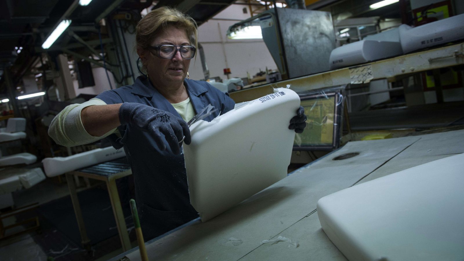 Una trabajadora de una fábrica de asientos para coches