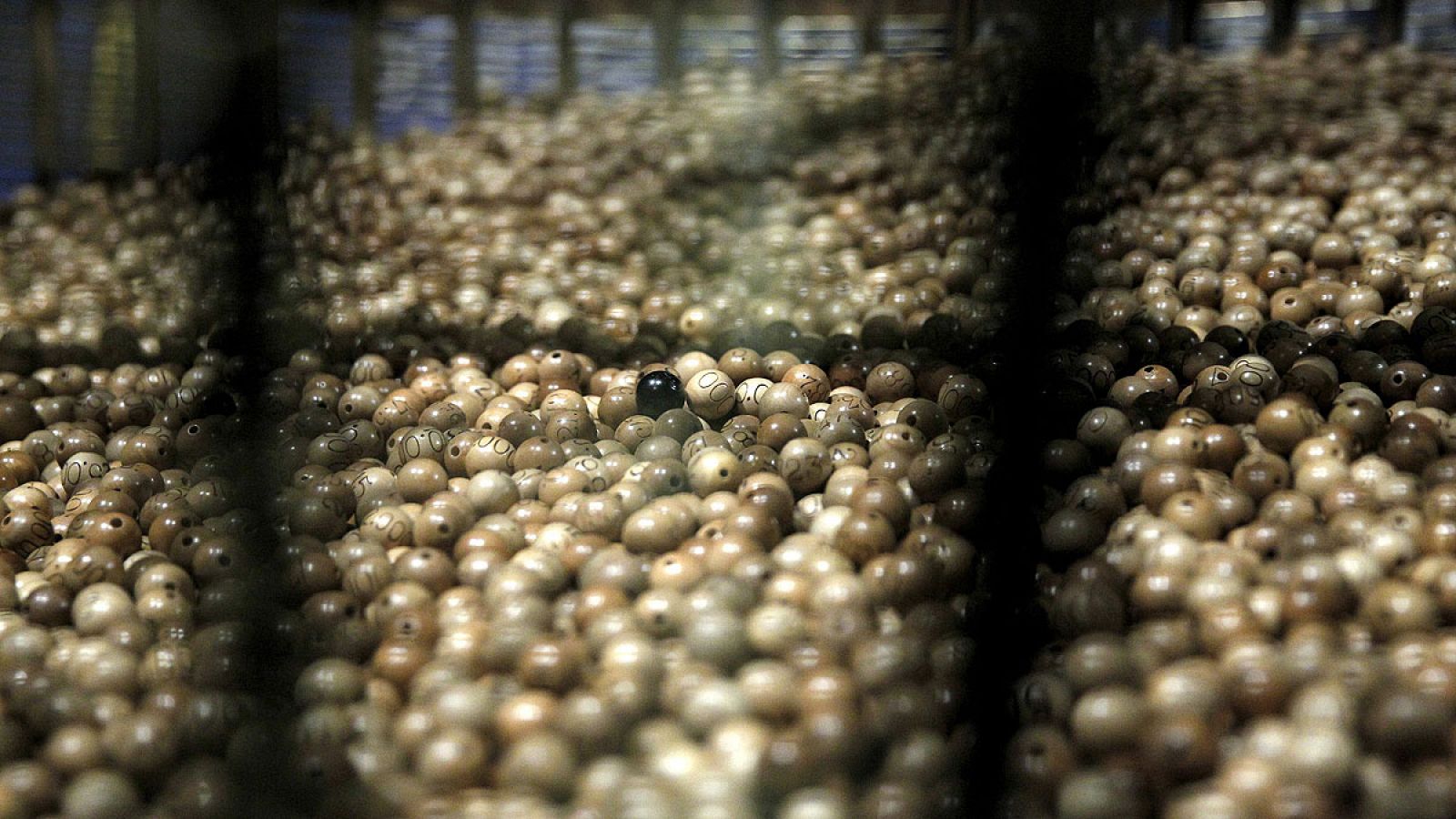 Los números de las bolas del sorteo de Navidad están grabados a láser