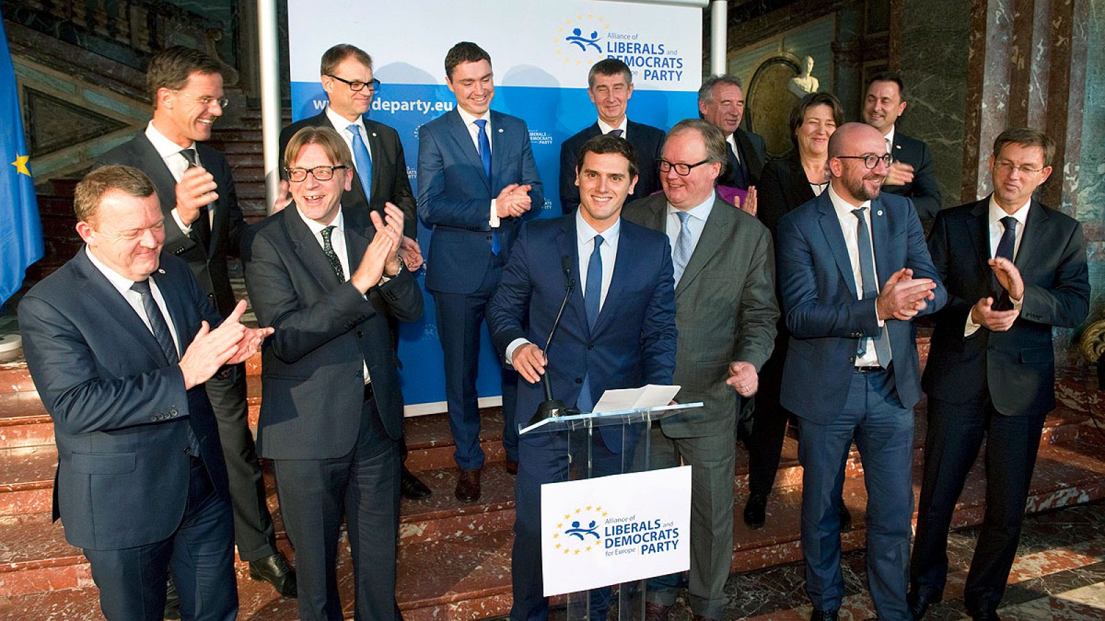 El candidato de Ciudadanos, Albert Rivera, con líderes del grupo eurpeo liberal-demócrata en Bruselas.