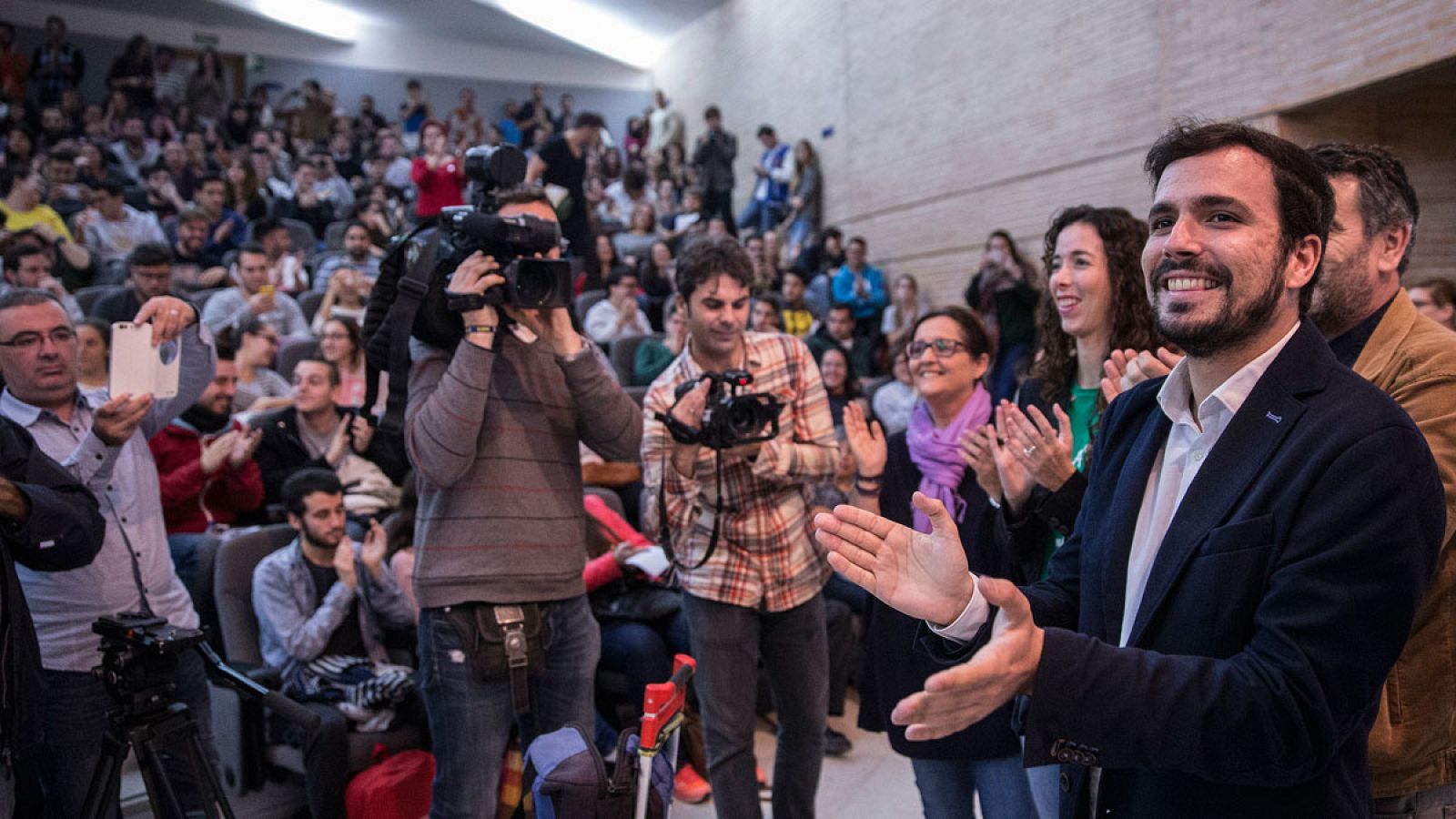 Alberto Garzón es aclamado a la entrada de la Facultad de Ciencias de la Comunicación en Málaga.
