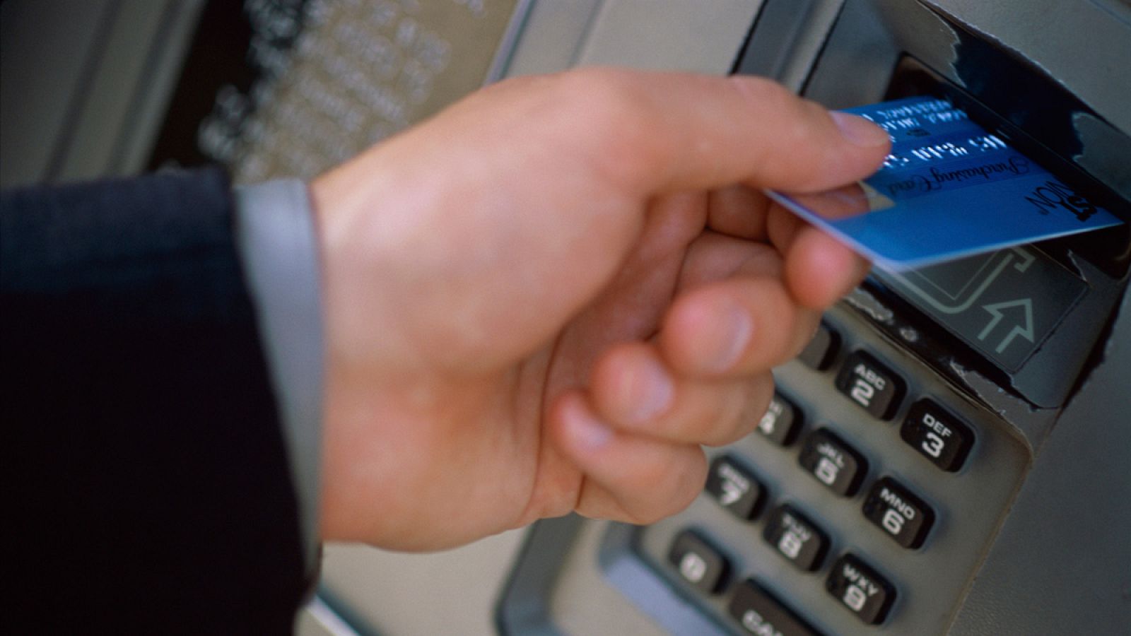 Una persona retirando dinero de un cajero