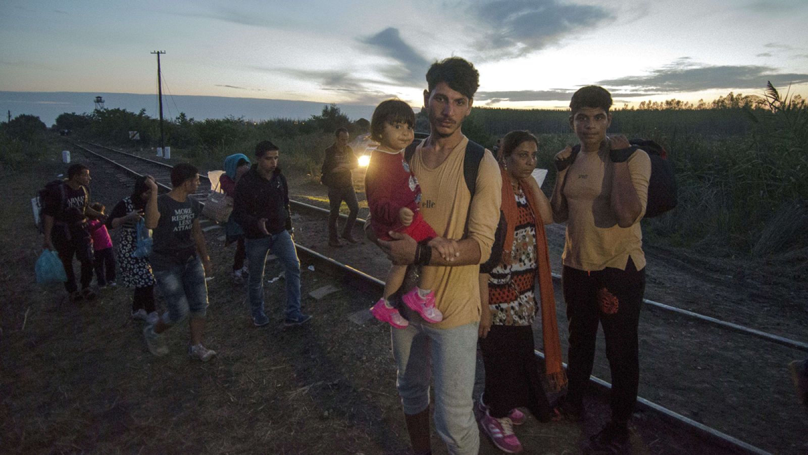 Migrantes cruzan la frontera entre Macedonia y Hungría