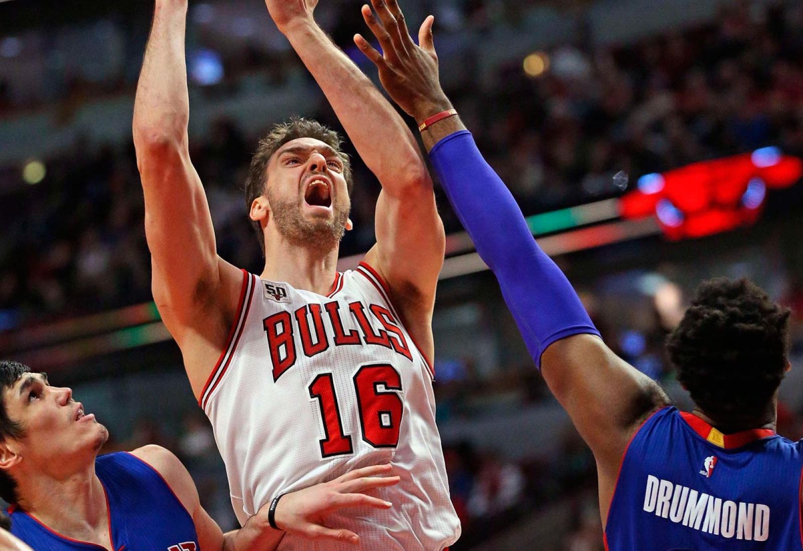 Gasol en acción durante el largo partido ante los Pistons.