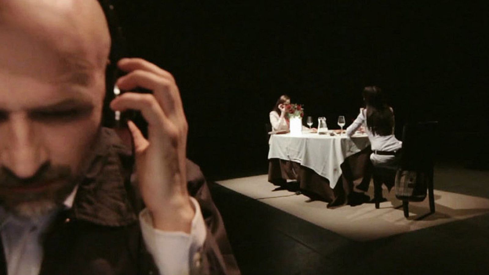 Imagen con la escenografía y actores de Camargate, en Teatro del Barrio, Madrid