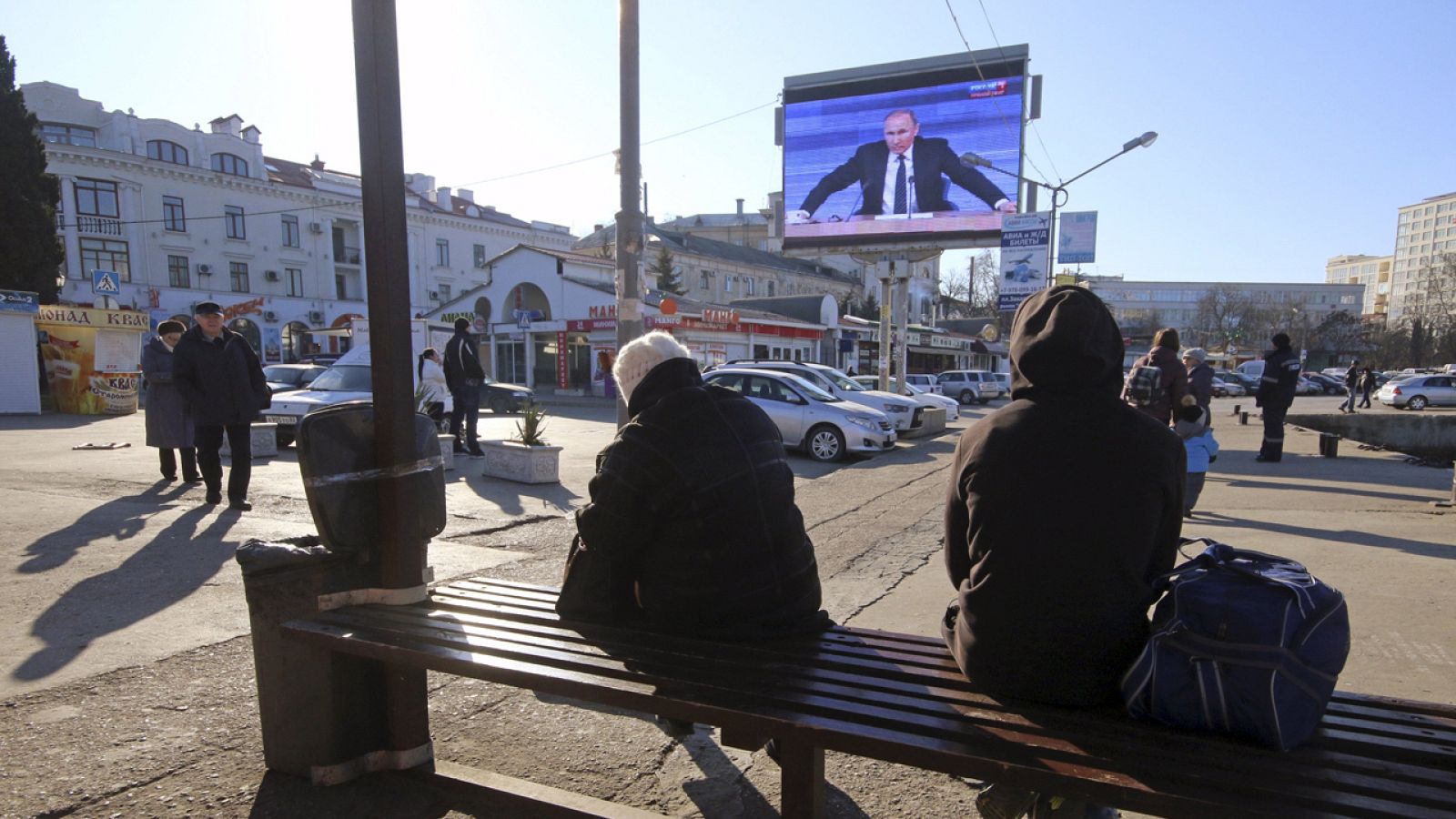 Una pantalla en Sebastopol, Crimea, muestra a Putin durante su rueda de prensa anual