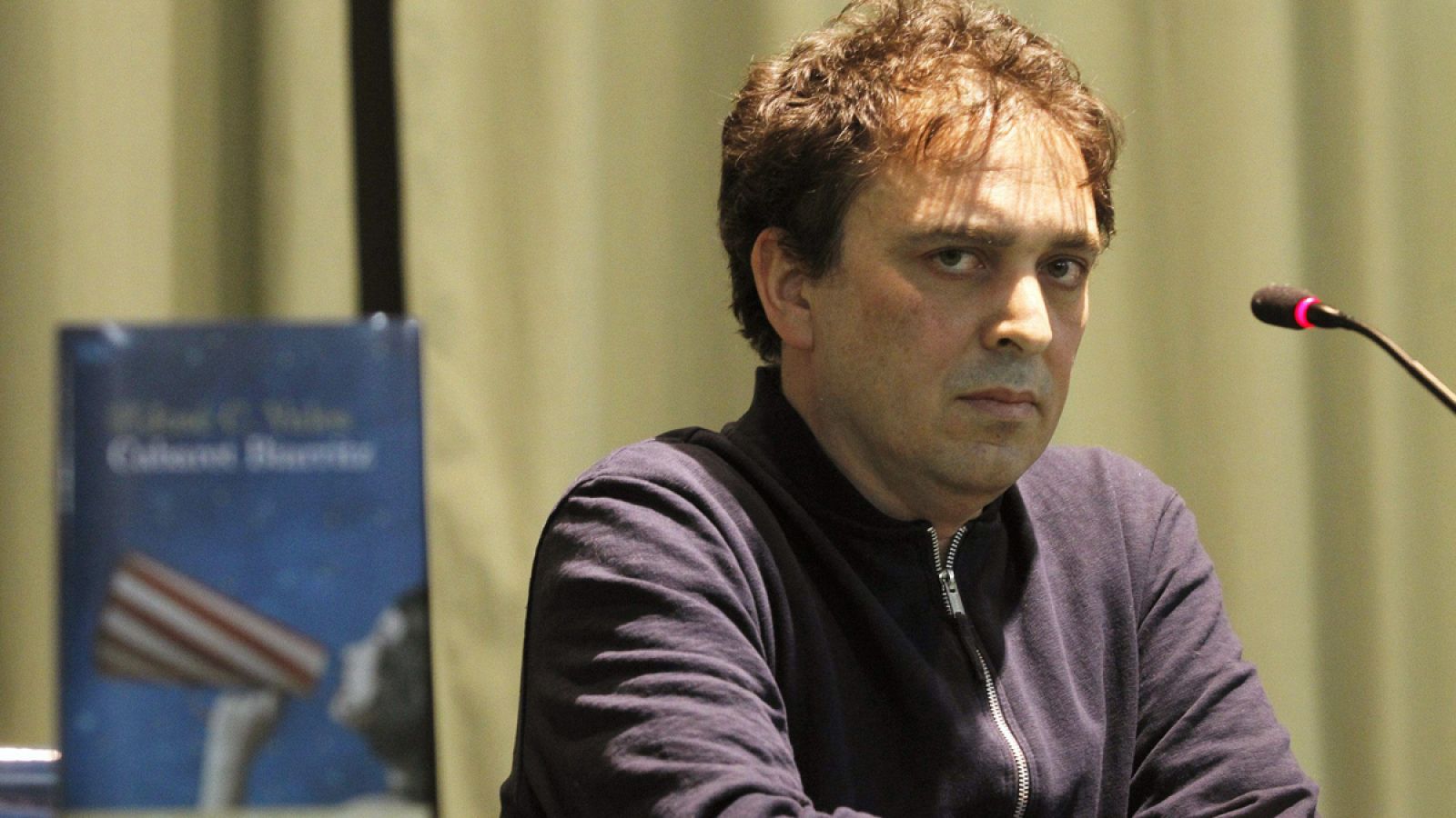 El premio Nadal 2015, el zamorano José C. Vales, con la novela 'Cabaret Biarritz', en Zamora.