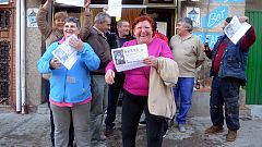 Los cuartos premios, el 71.119 y el 52.215, salpican a decenas de localidades españolas