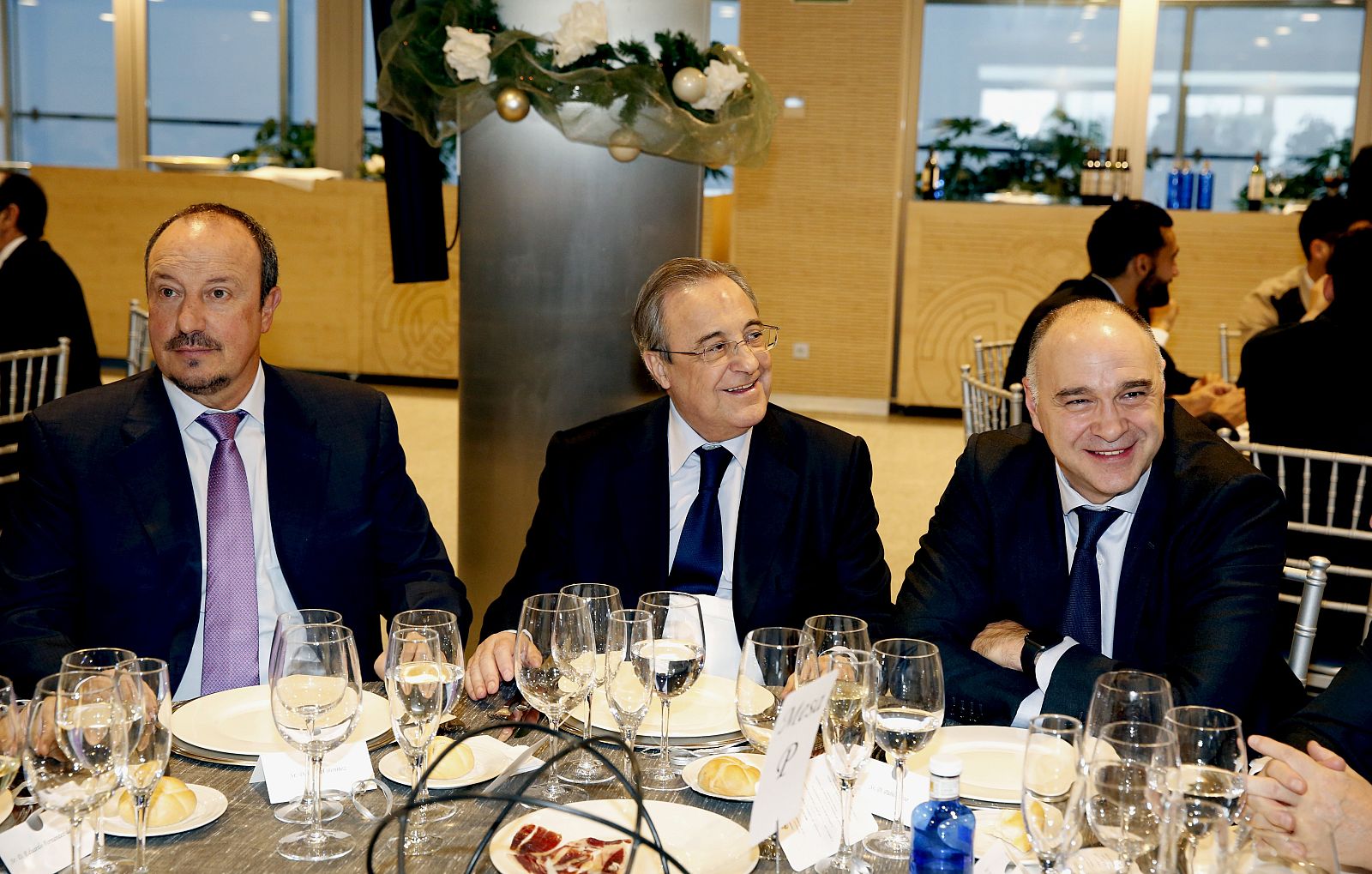 Benítez, Florentino y Laso durante la celebración del tradicional almuerzo de Navidad.