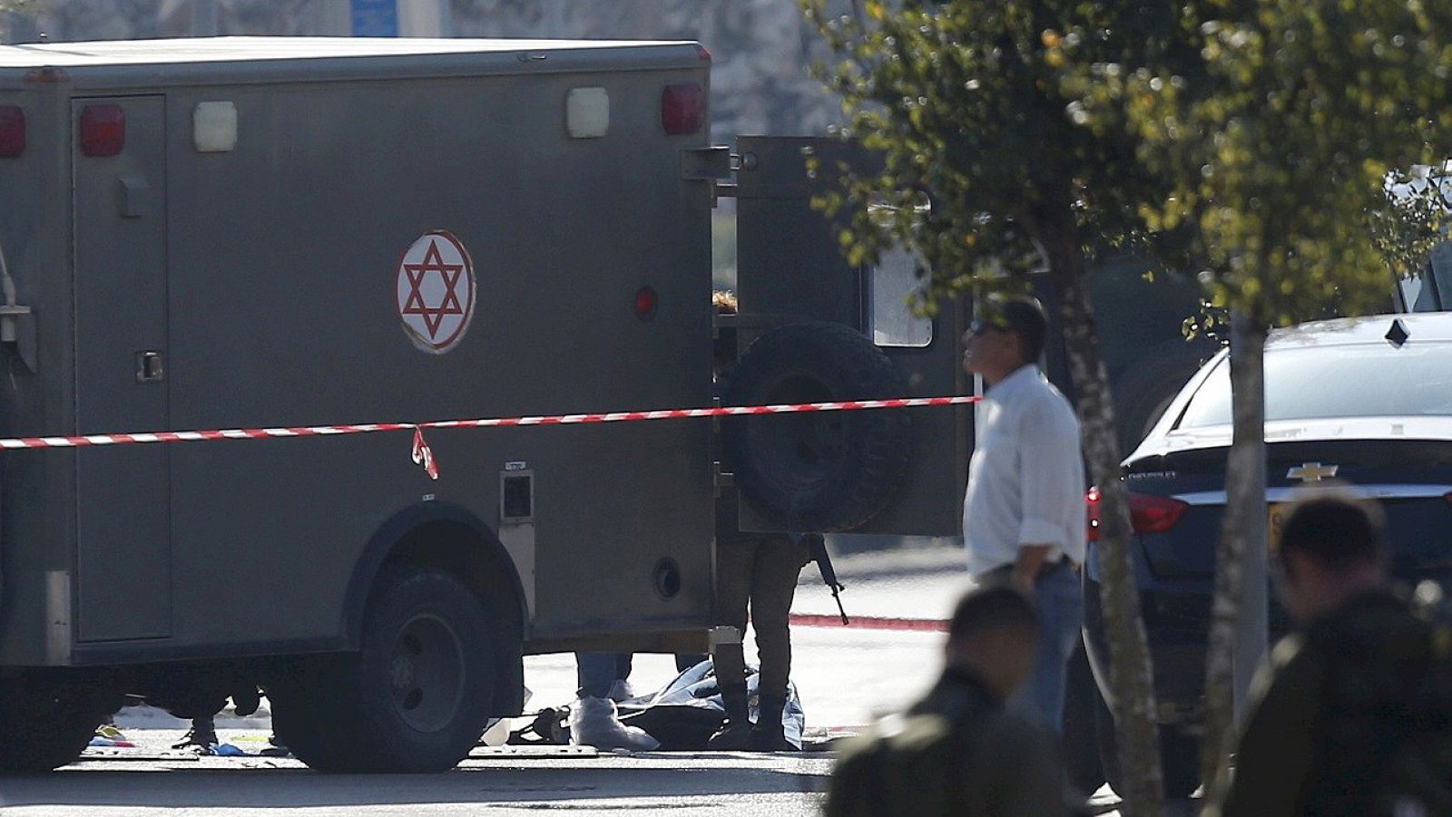 El cuerpo de un palestino, al que la Policía israelí acusa de haber acuchillado a dos guardias de seguridad, yace en el suelo cerca del asentamiento ilegal de Ariel, en Cisjordania