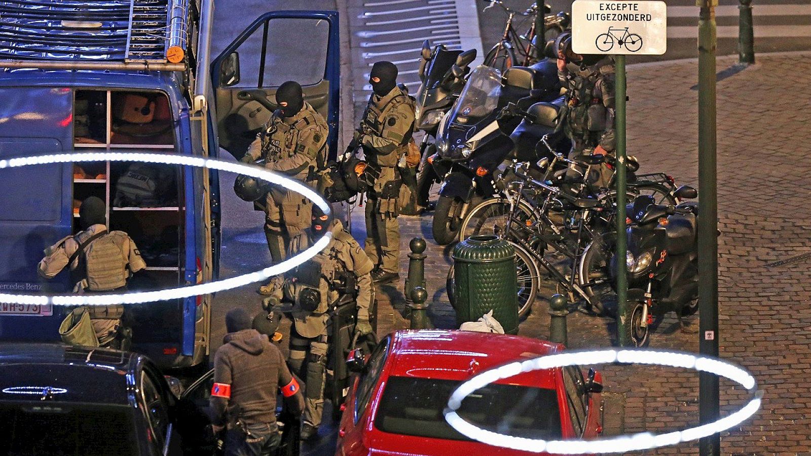 Fuerzas especiales belgas durante una operación antiterrorista en el centro de Bruselas