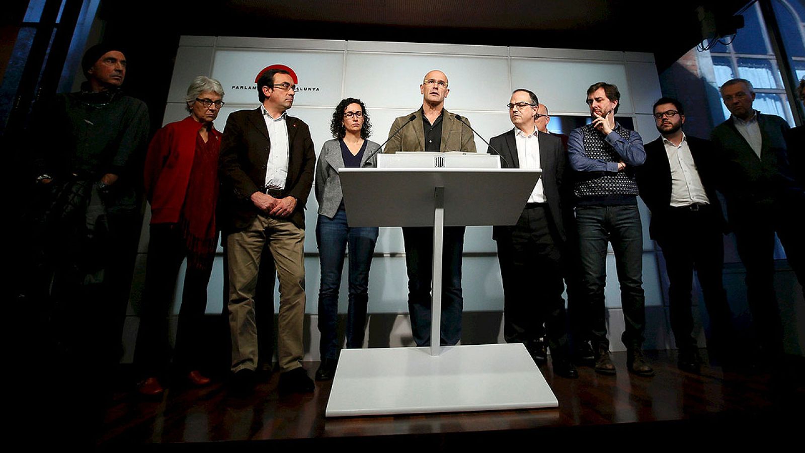 Raúl Romeva (en el centro), rodeado de otros miembros de la candidatura Junts pel Si, comparecen para informar del acuerdo de investidura de Artur Mas que someten al debate de la CUP