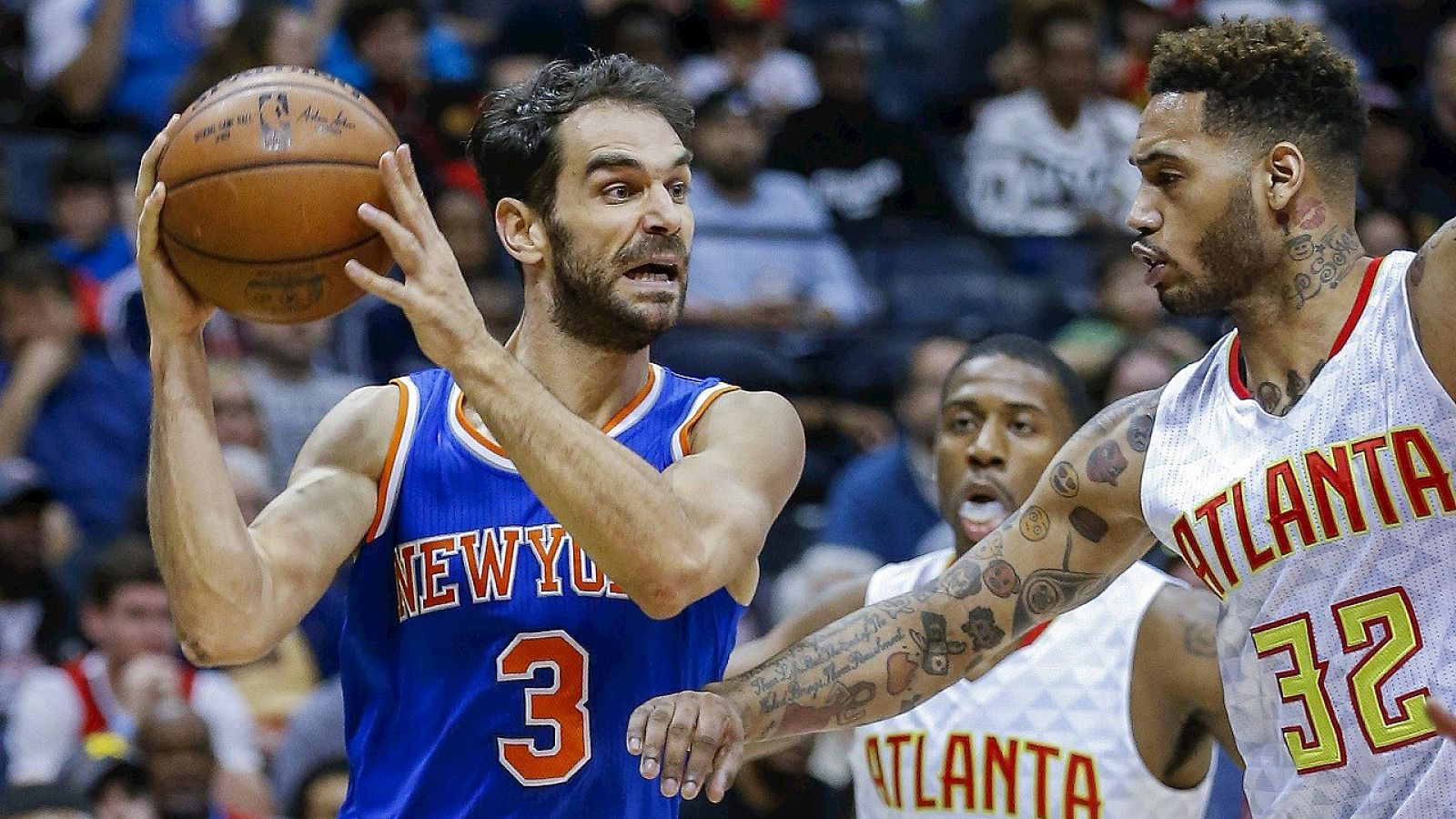 José Manuel Calderón, con los New York Nicks, se enfrenta a Mike Scott, de los Atlanta Hawks