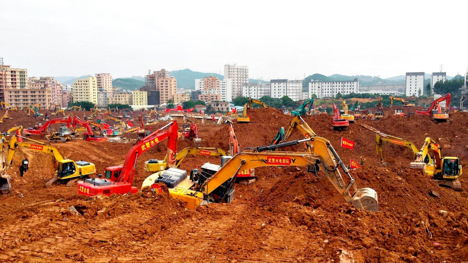 Las excavadoras retiran los escombros en Shenzhen, donde un alud de residuos sepultó un parque industrial y dejó decenas de desaparecidos