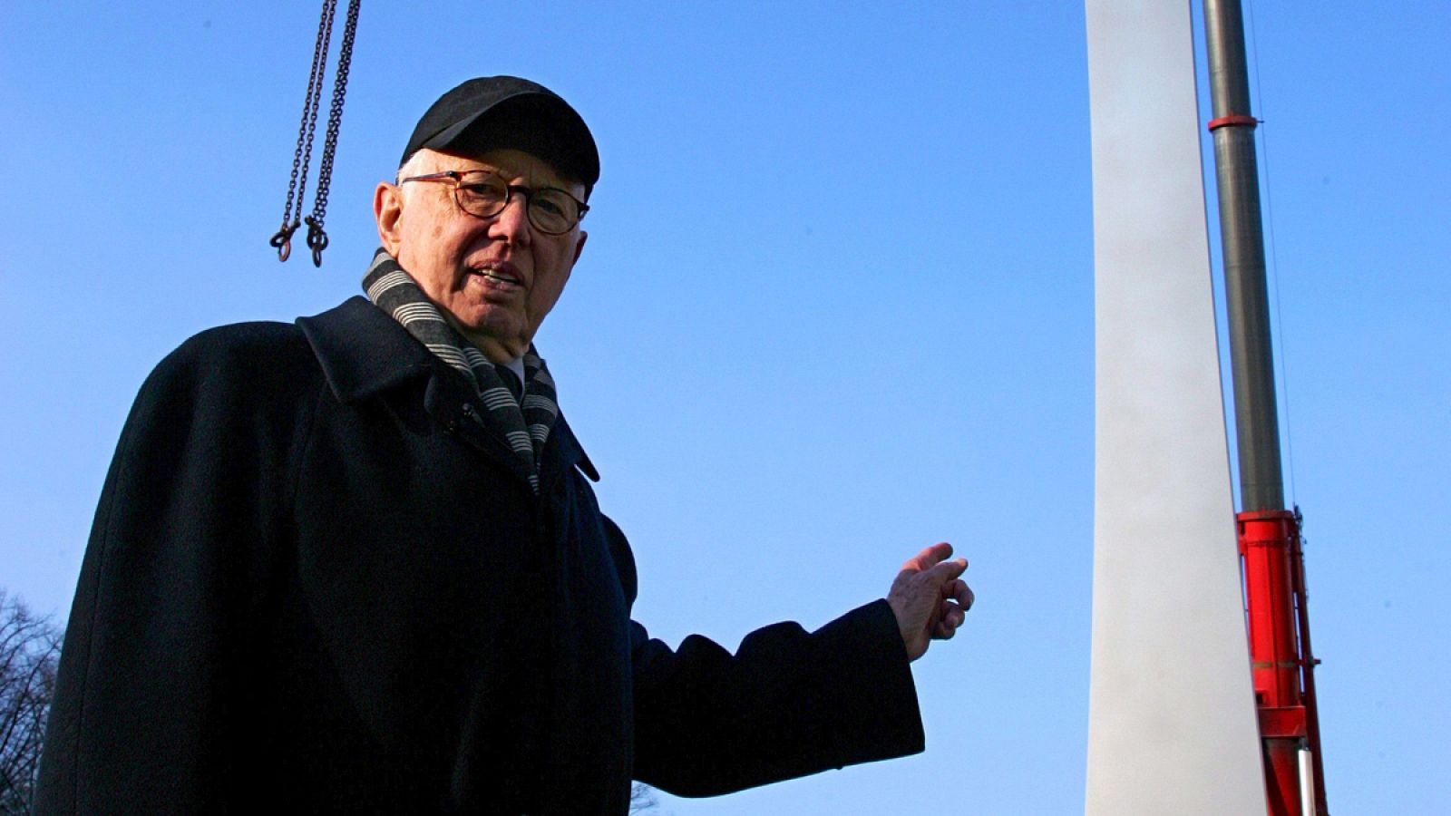 El artista estadounidense Ellsworth Kelly en 2008 en Berlín durante la instalación de una escultura suya en la embajada norteamericana.