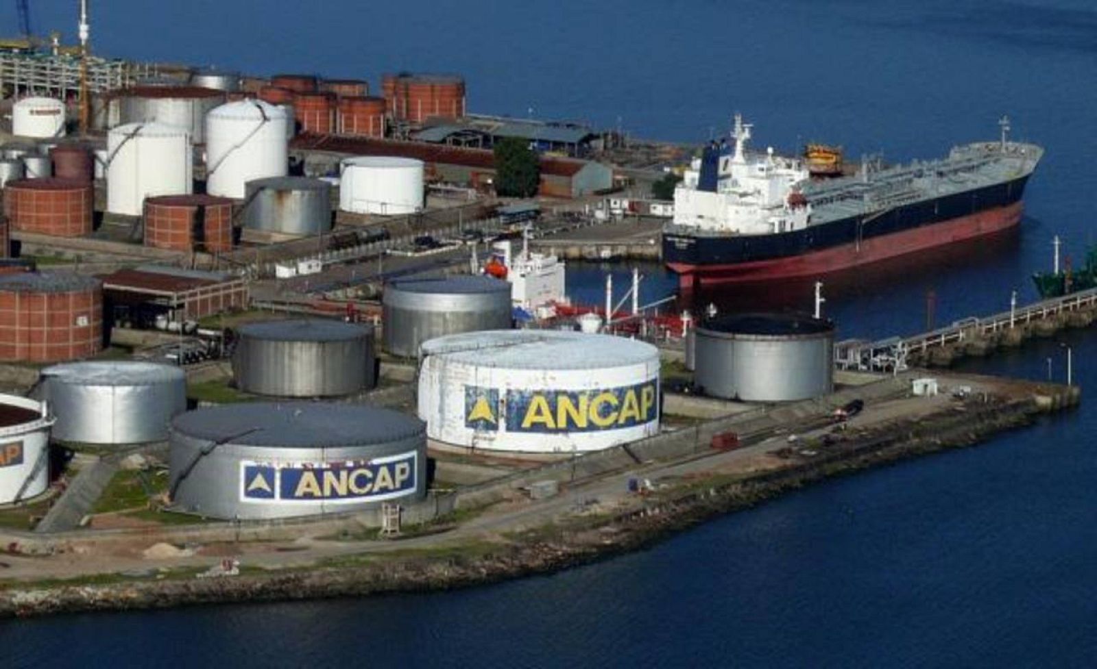 Imagen de una de las plantas de ANCAP