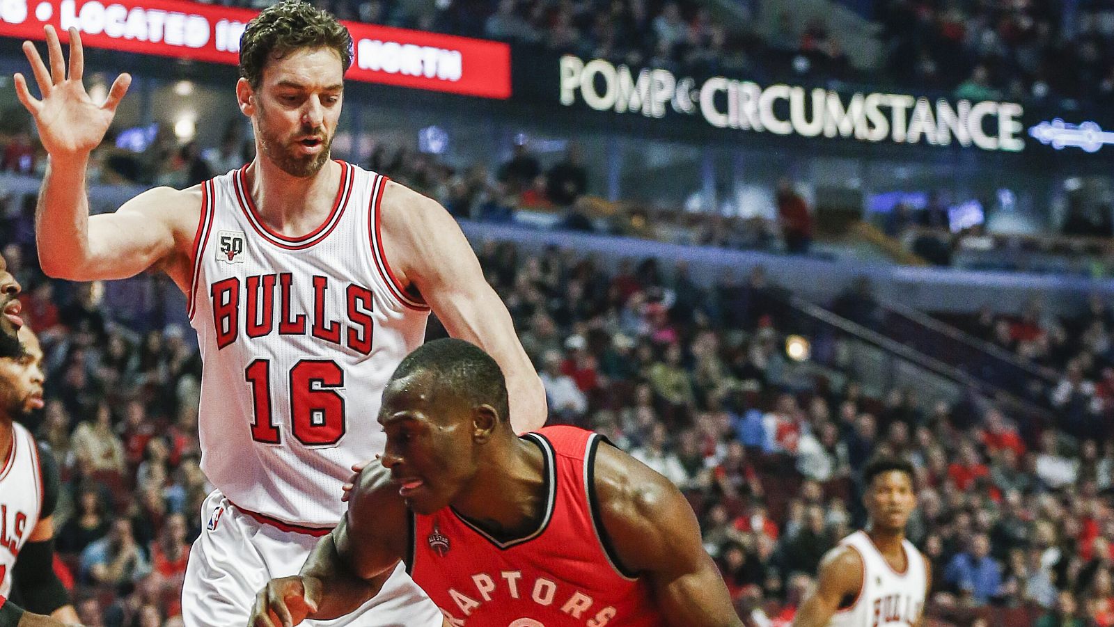 Biyombo trata de anotar ante la oposición de Pau Gasol en el Bulls vs Raptors