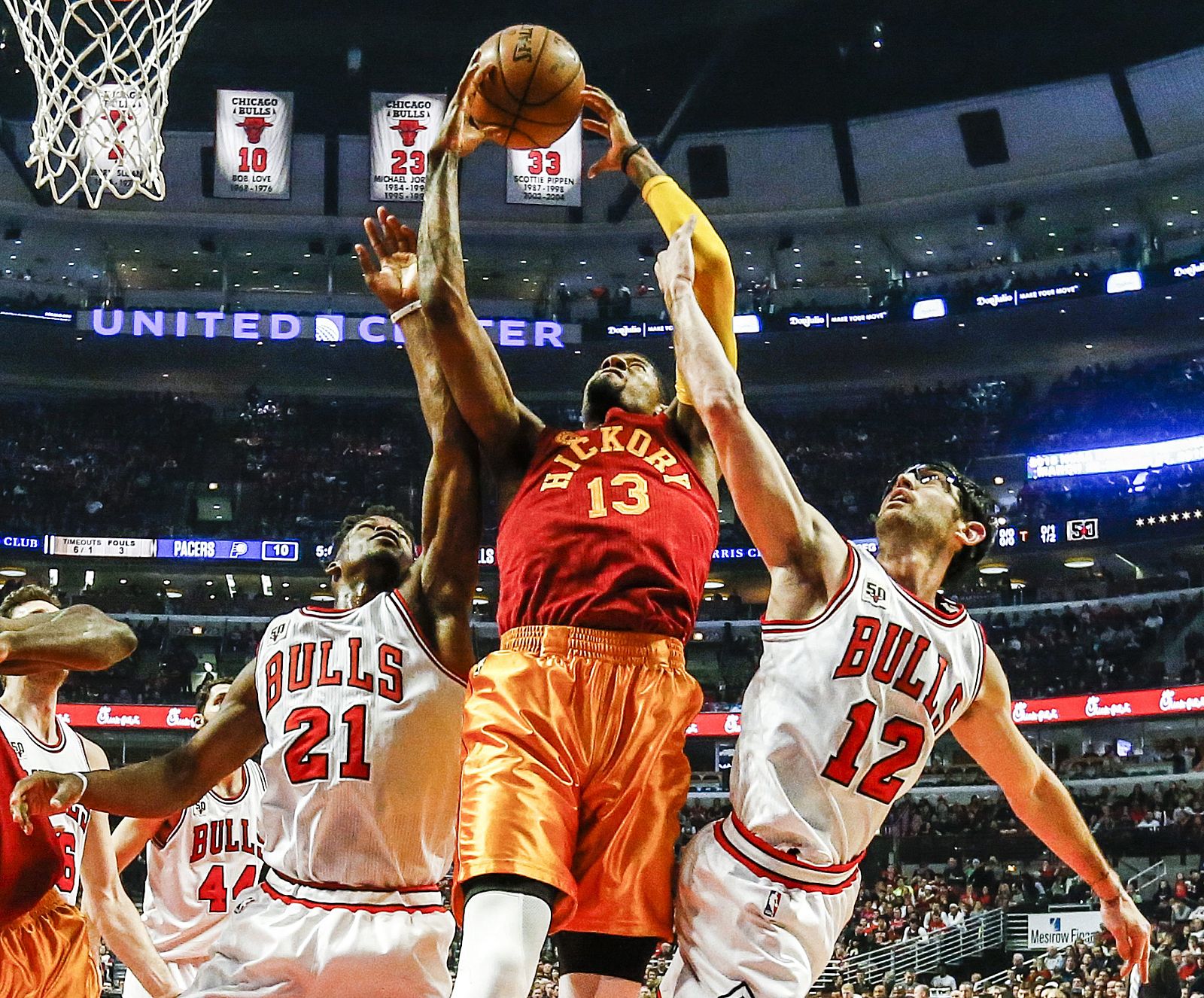 El jugador de Pacers Paul George (c) disputa un rebote con Kirk Hinrich (d) y Jimmy Butler (i), de Bulls.