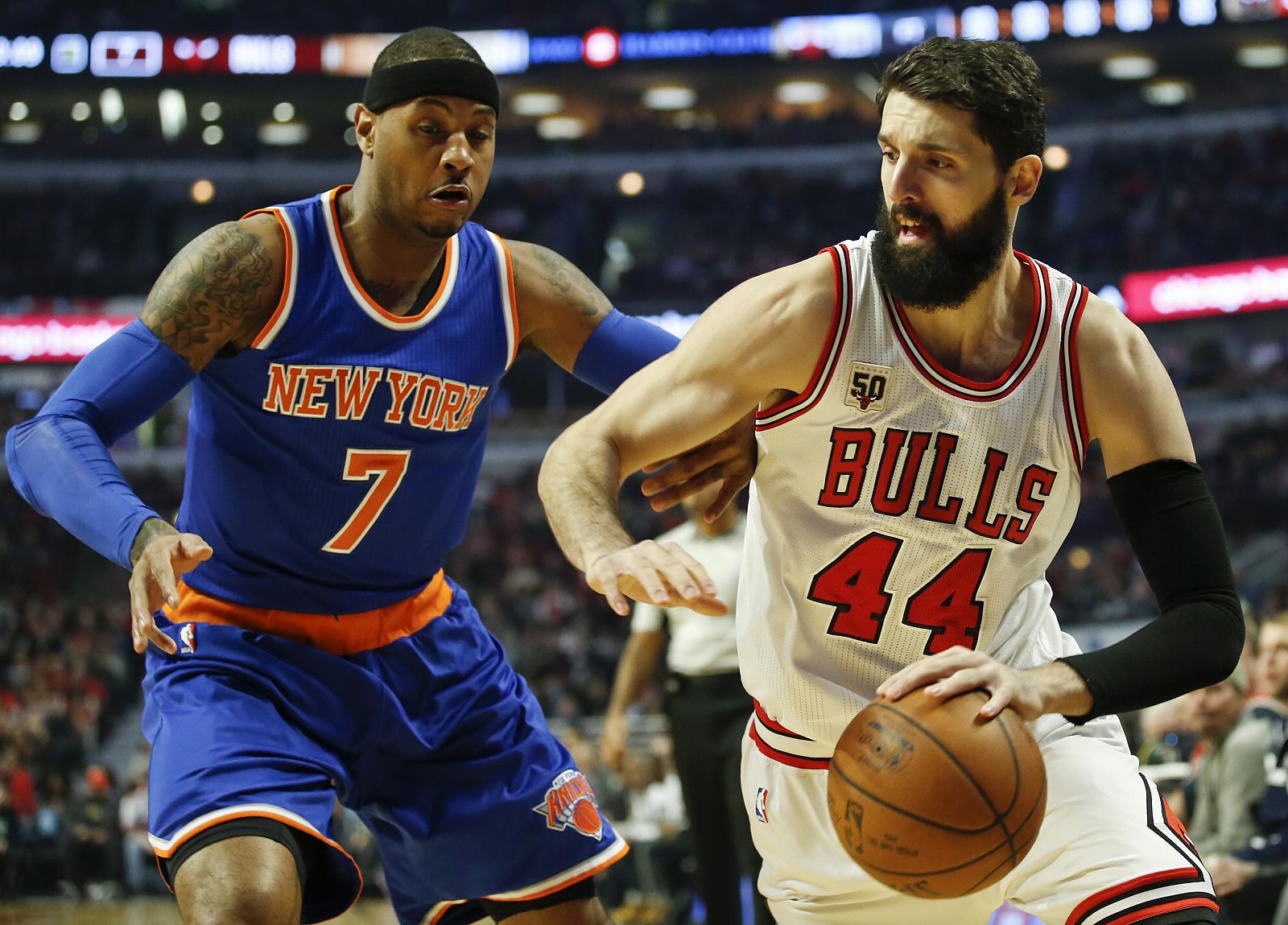 Nikola Mirotic trata de superar a Carmelo Anthony durante el partido.