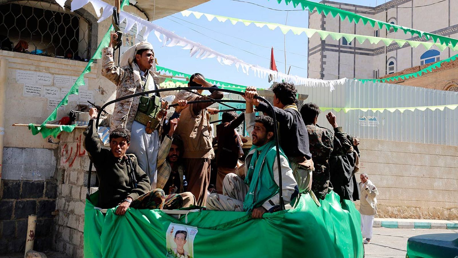 Seguidores de los rebeldes hutíes transportan el féretro de un miembro asesinado