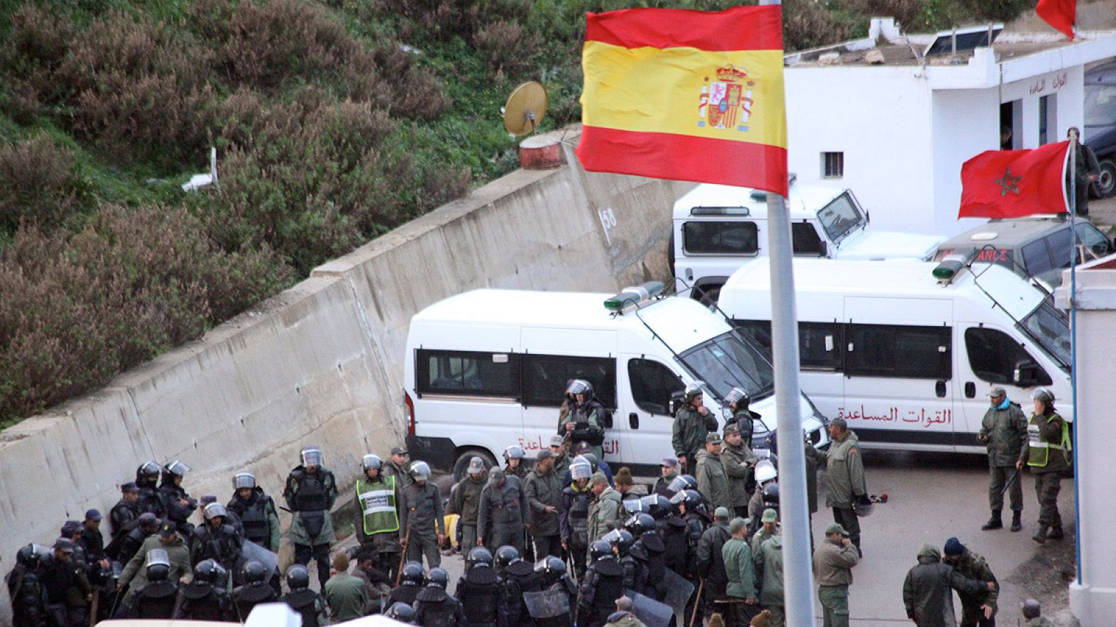 Unos 200 inmigrantes subsaharianos han protagonizado un intento de entrada masivo a la frontera norte que separa Ceuta de Marruecos.