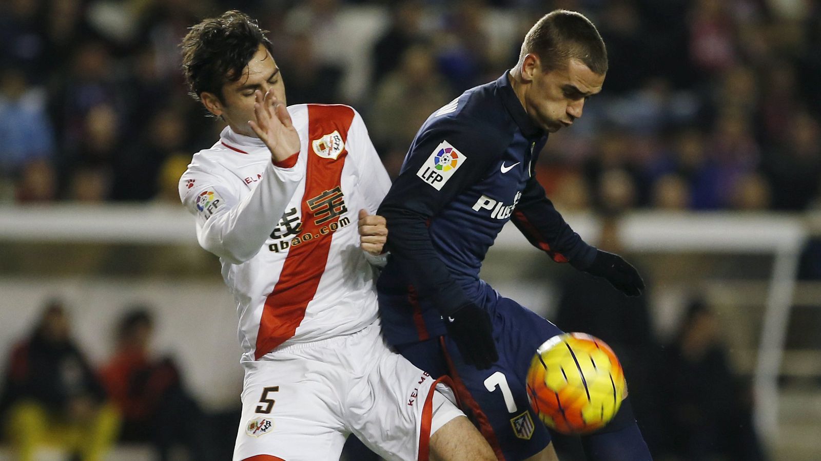 Dorado, del Rayo, pugna un balón con Griezmann, del Atlético, en el pasado derbi liguero