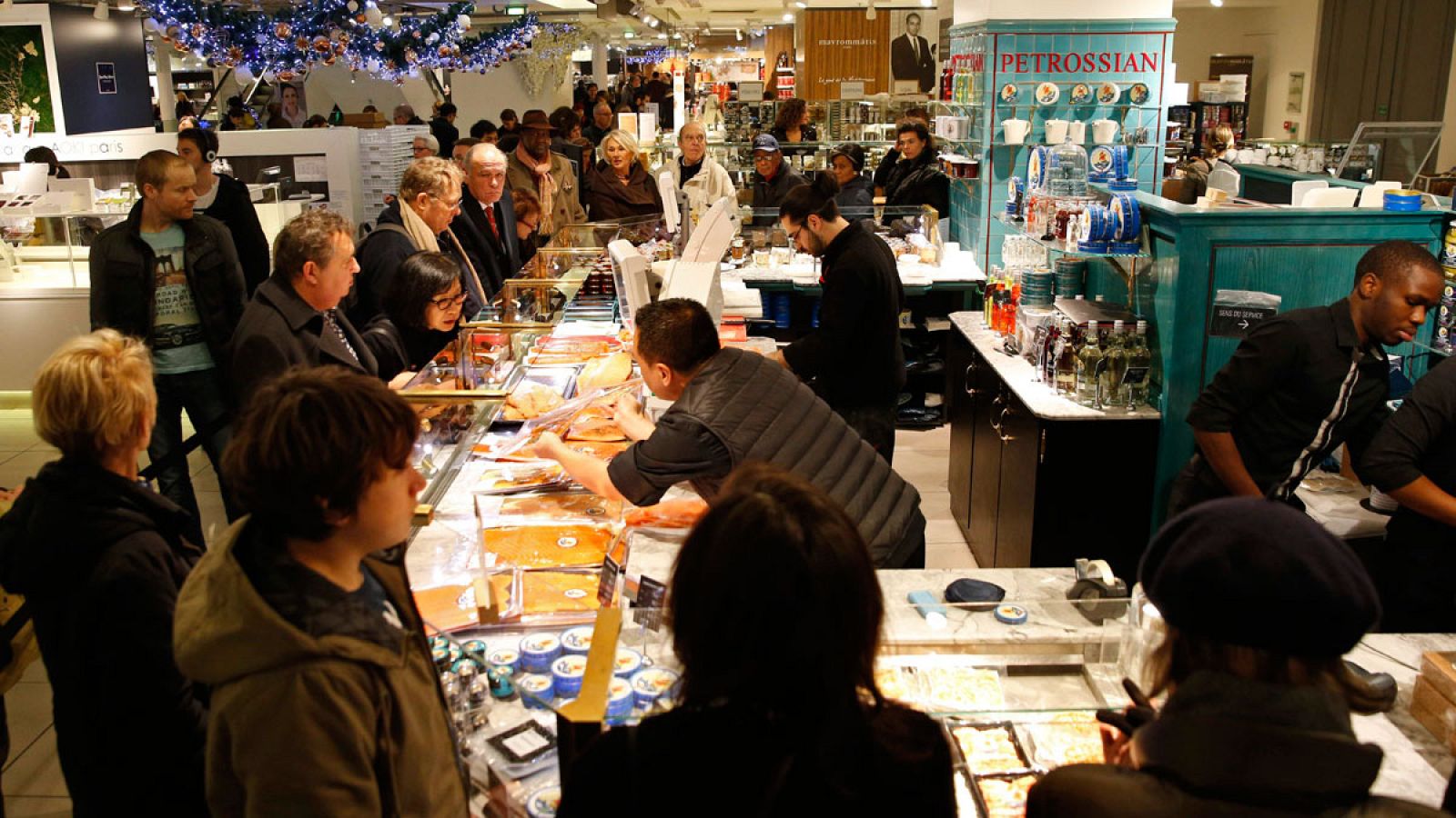 Gente comprando en unos grandes almacenes de París.