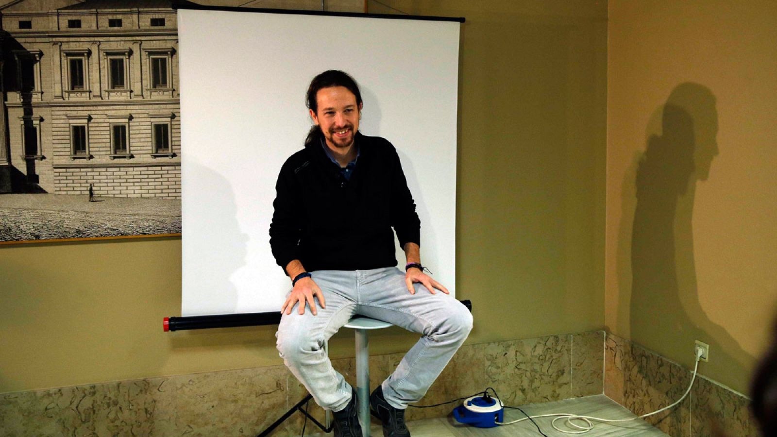 El líder de Podemos, Pablo Iglesias, se hace la fotografía para su credencial en el Congreso de los Diputados.