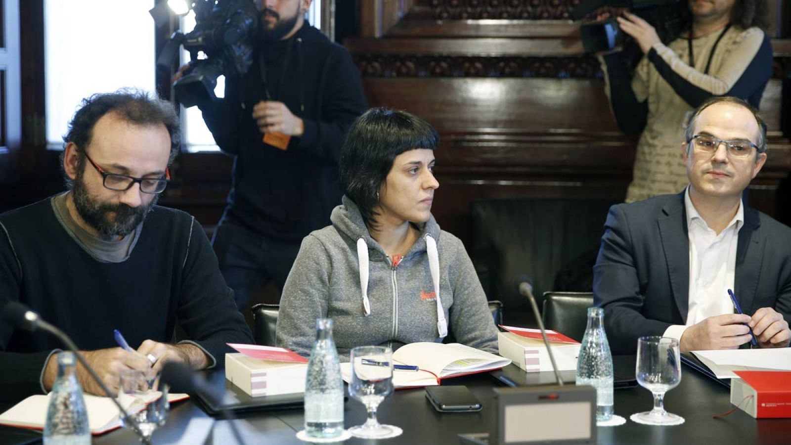 Los diputados de la CUP, Benet Salellas) y Anna Gabriel, junto a Jordi Turull, de Junts pel Sí