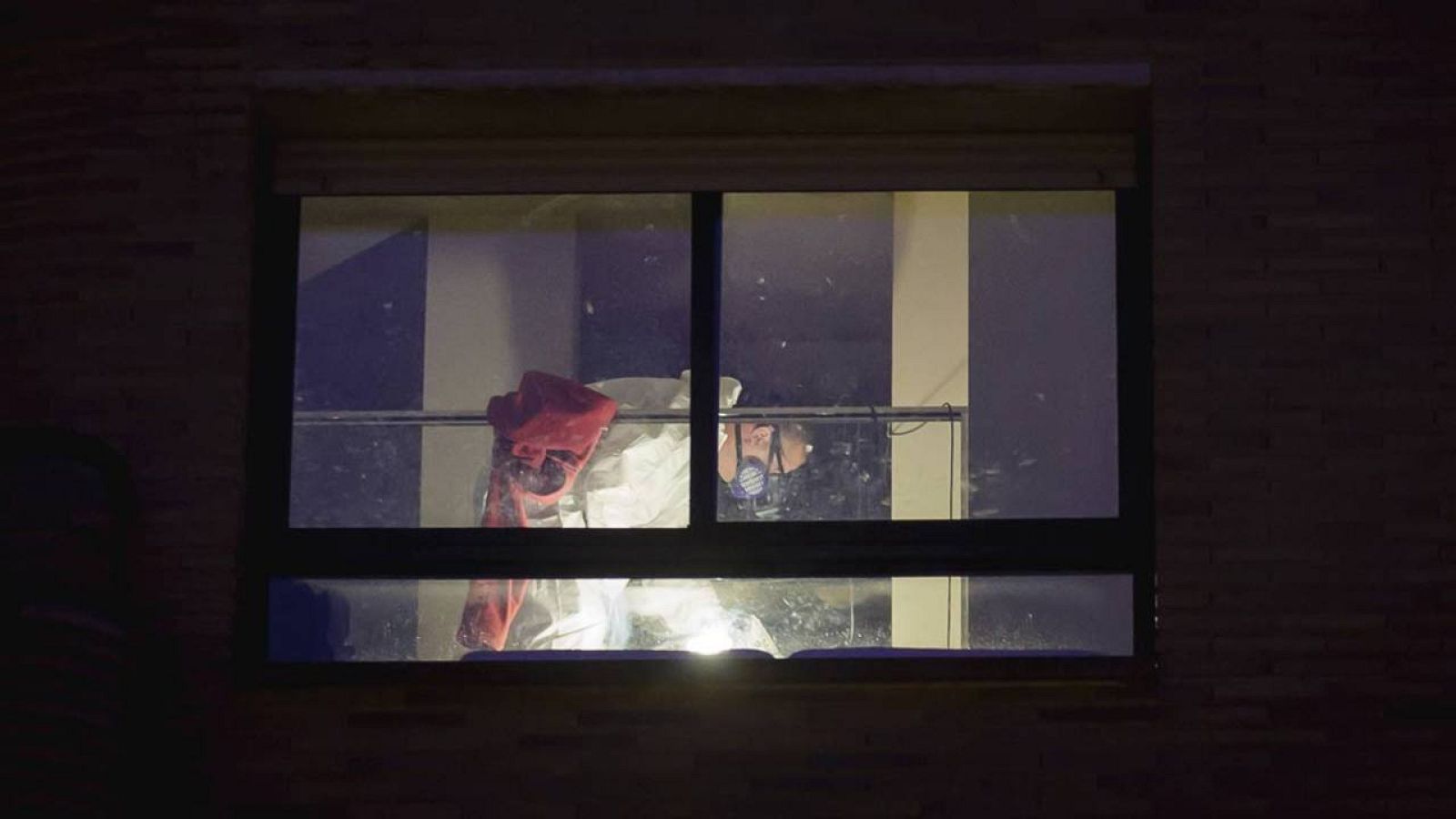 Agentes de la Policía investigan en el piso donde el cadáver de un niño ha sido hallado por los Mossos d'Esquadra