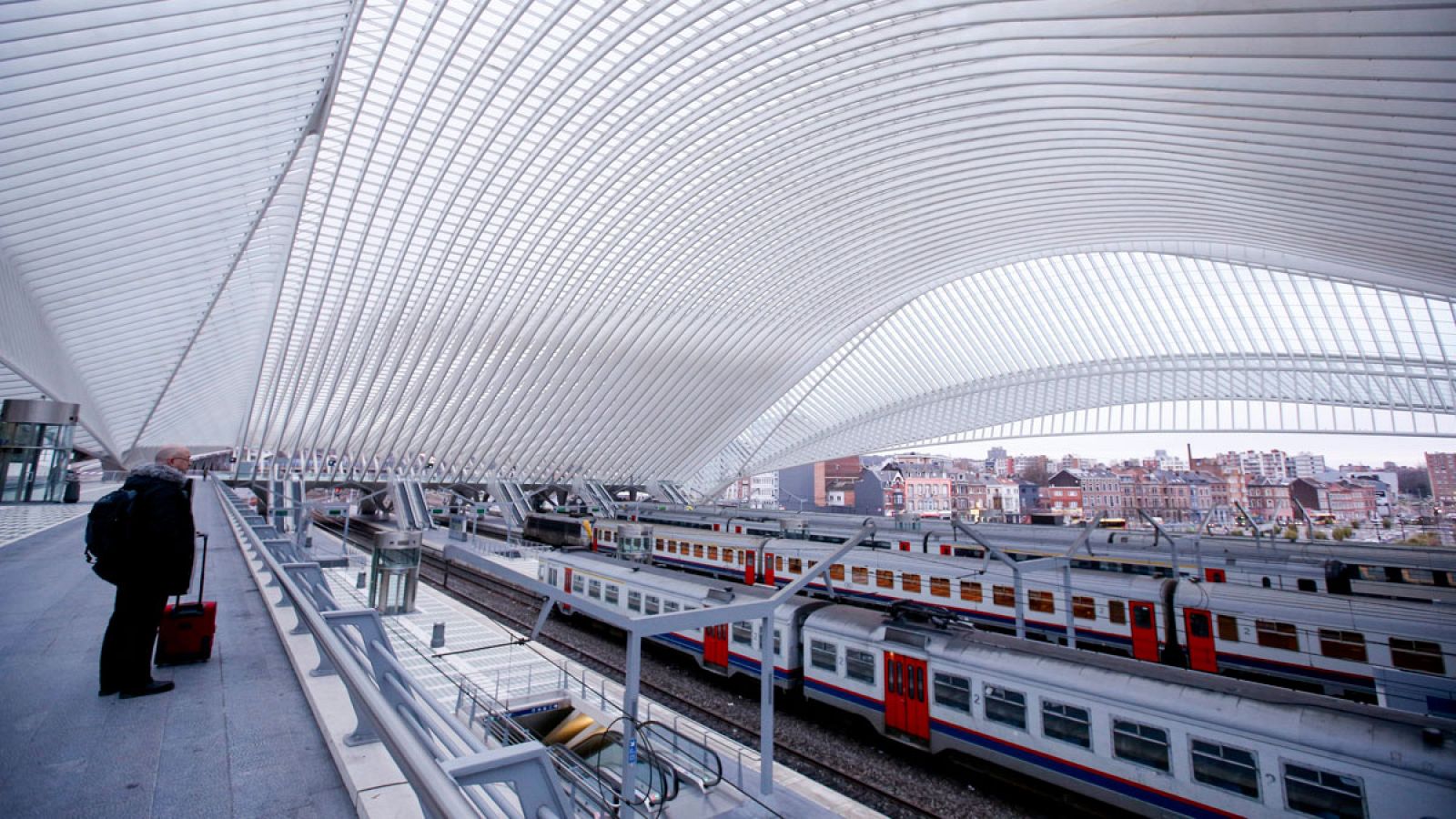 Un pasajero espera mientras los trenes permanecen detenidos en la estación Guillemin de Lieja