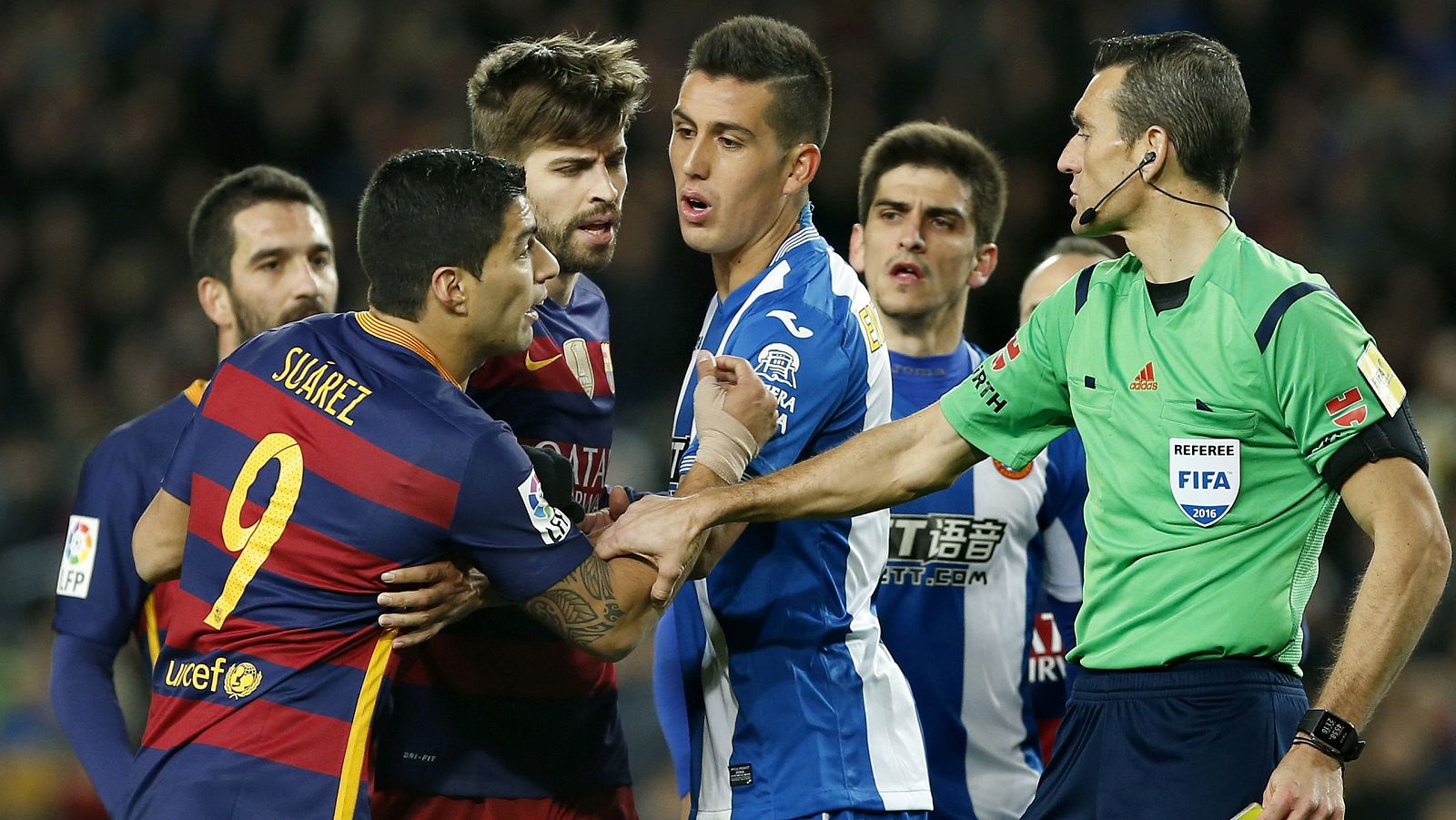 Martínez Munuera amonesta a Luis Suárez