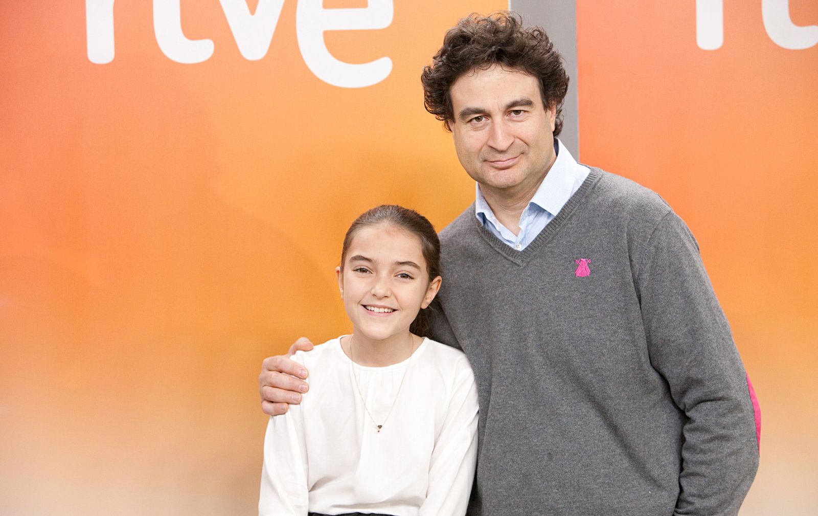 La ganadora de la tercera edición de 'Masterchef Junior' posa ante los medios de comunicación junto a Pepe Rodríguez, uno de los miembros del jurado