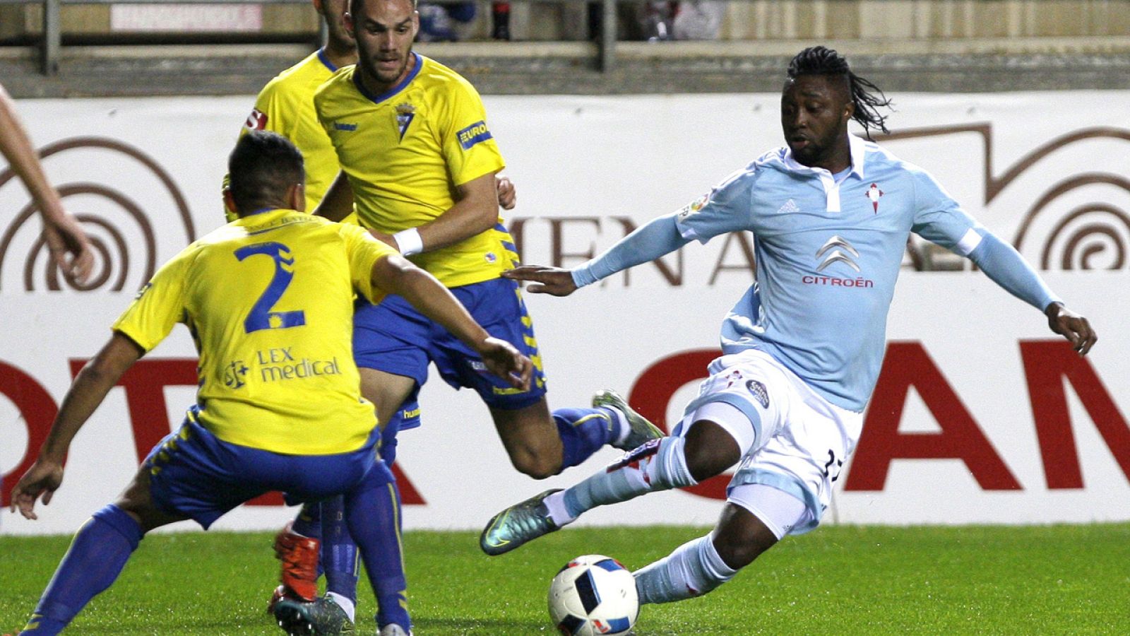 El centrocampista del Celta Levy Madinda intenta superar a un jugador del Cádiz