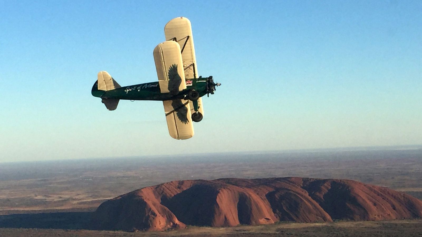Tracey Curtis-Taylor sobrevolando Sidney en un biplano de 1942