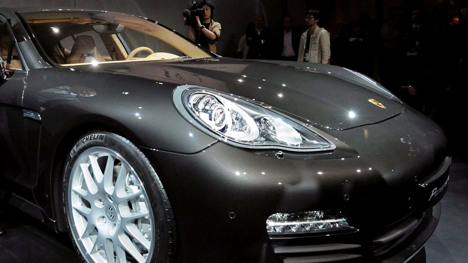 Detalle de un Porsche Panamera con la carrocería negra