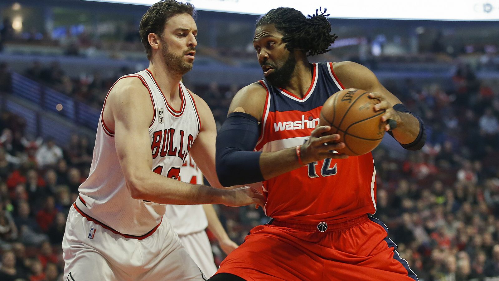Pau Gasol defiende a Nene Hilario
