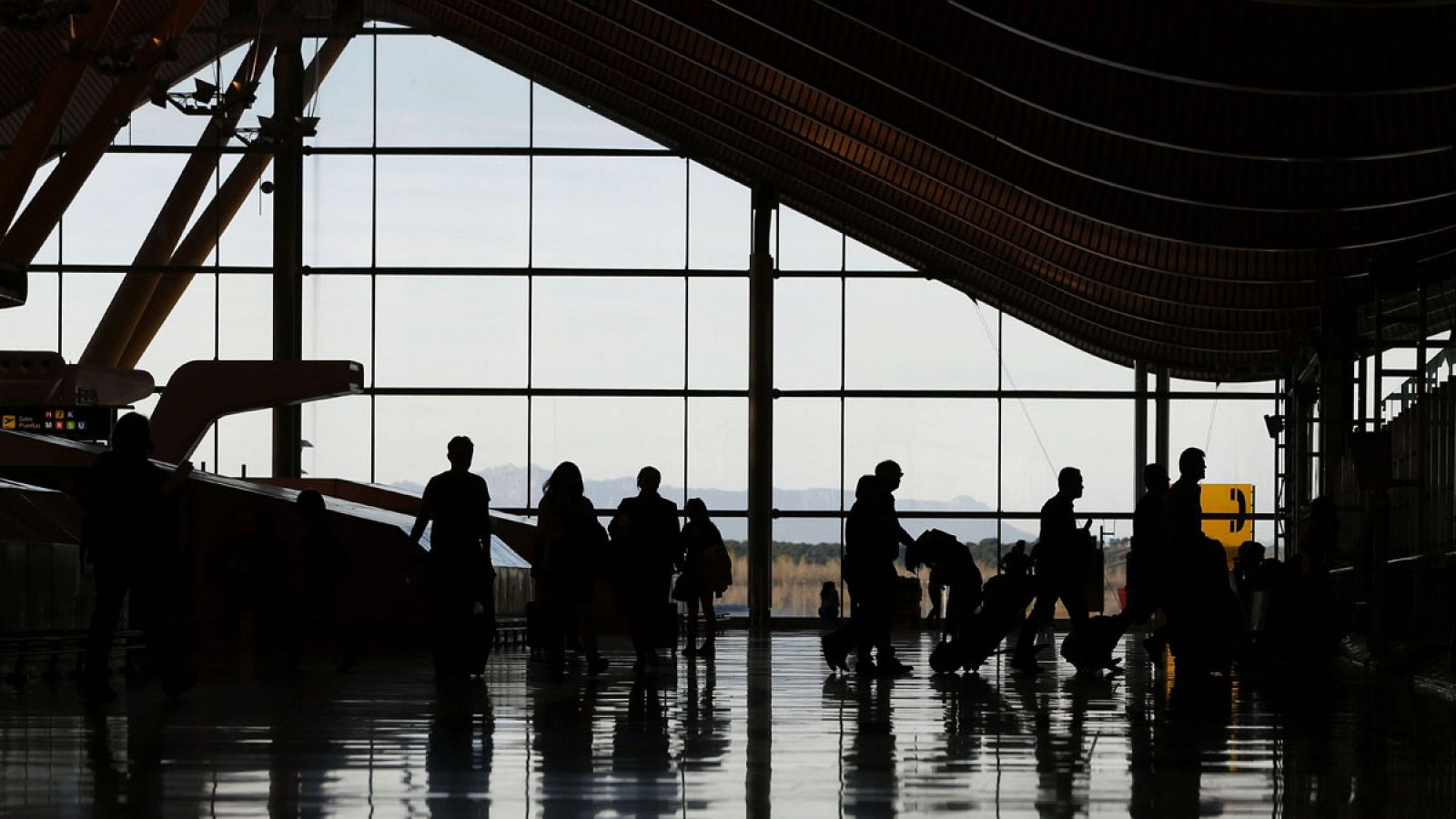Pasajeros en la T4 de Barajas