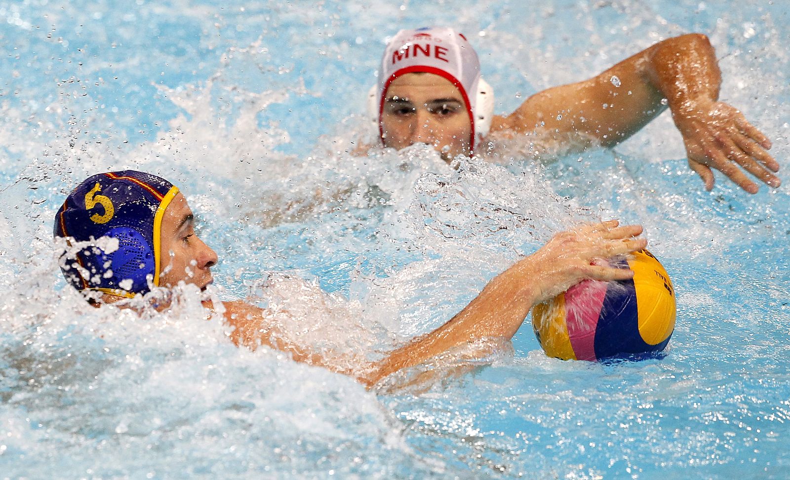 El jugador español Guillermo Molina Ríos (izda) pelea por el balón con el montenegrino Mladan Janovic durante el partido.