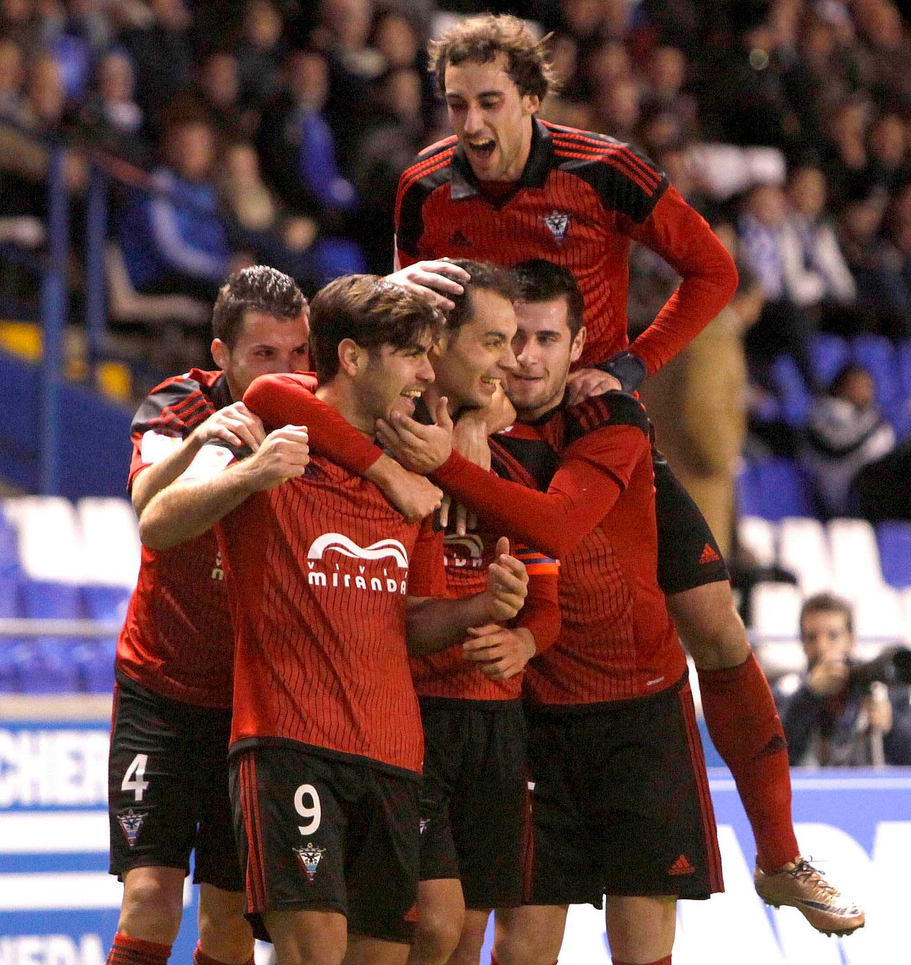 Los jugadores del Mirandés celebran el gol marcado por el delantero Abdón Prats.