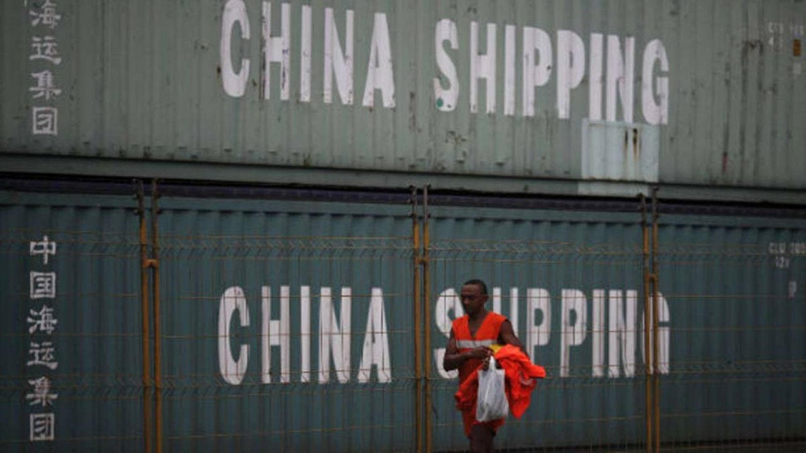 Contenedores de mercancías chinas en un puerto latinoamericano